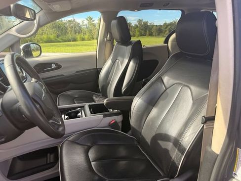 Used 2023 Chrysler Pacifica Limited FWD image 9