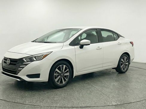 Used 2025 Nissan Versa SV image 3