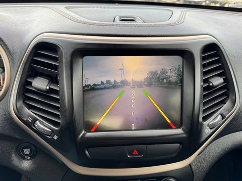 Used 2017 Jeep Cherokee Limited FWD image 23