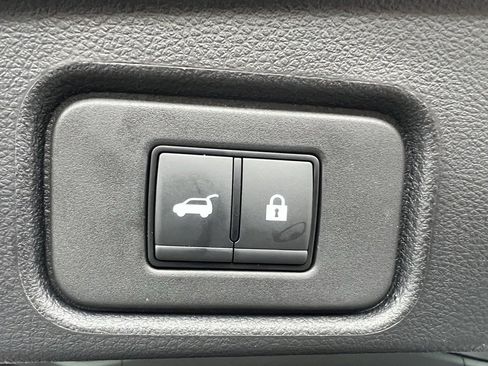 Used 2025 Nissan Pathfinder SV image 12