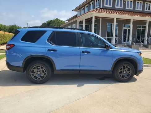 Used 2025 Honda Pilot TrailSport image 9