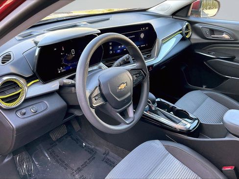 Used 2025 Chevrolet Trax LT FWD image 15