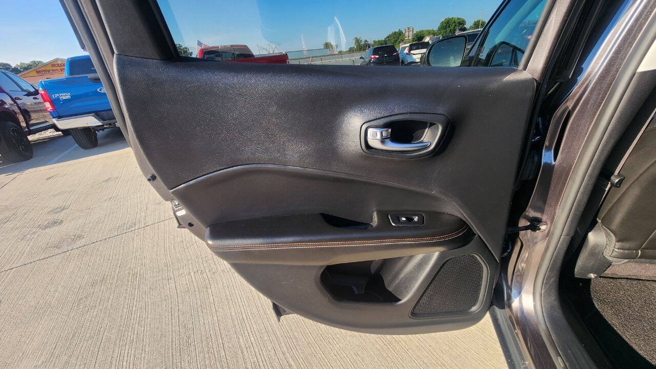 Used 2018 Jeep Compass Latitude w/ Popular Equipment Group FWD image 20