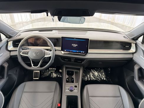 New 2026 Volkswagen Tiguan SE R-Line FWD image 17