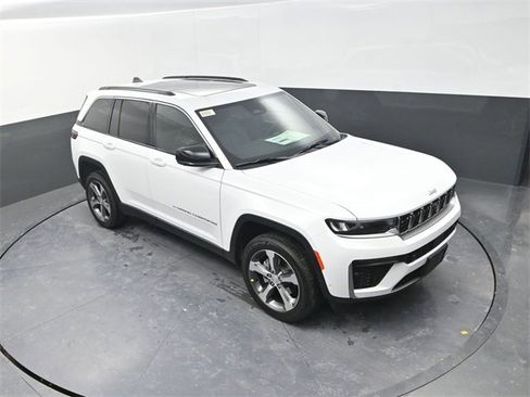 New 2026 Jeep Grand Cherokee Limited w/ Luxury Tech Group II image 9