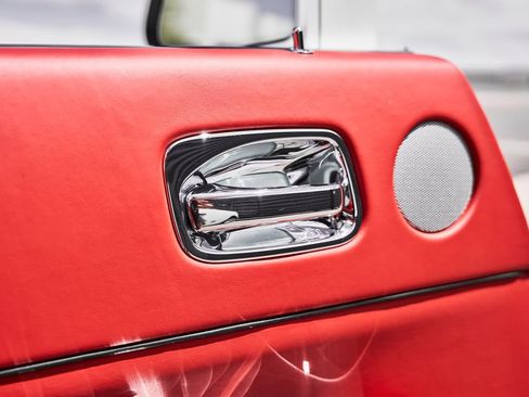 Used 2018 Rolls-Royce Dawn RWD image 32