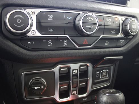 Used 2025 Jeep Gladiator Sport AWD/4WD image 16