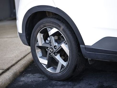 Used 2025 Hyundai Venue SEL FWD image 6