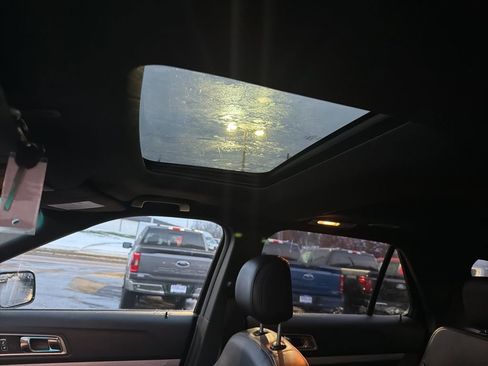 Used 2017 Ford Explorer XLT w/ Equipment Group 202A image 9