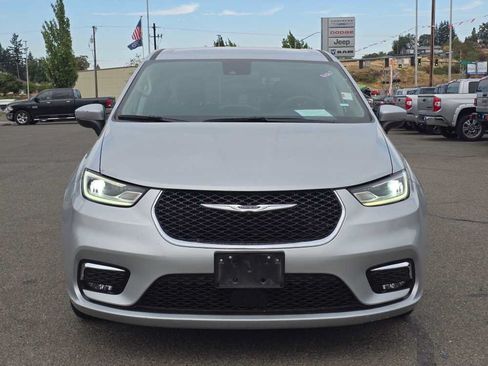 Used 2023 Chrysler Pacifica Touring-L FWD image 5