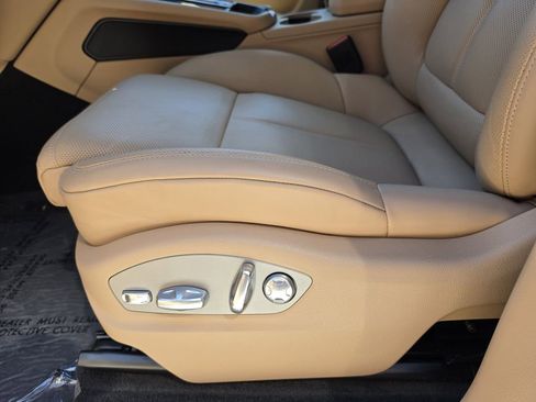 Certified 2025 Porsche Macan AWD/4WD image 9