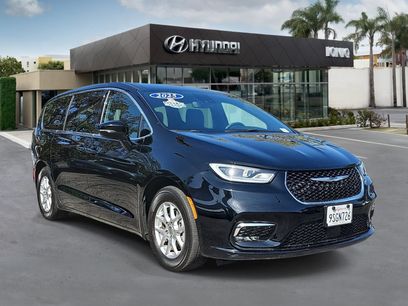 Used 2025 Chrysler Pacifica Select