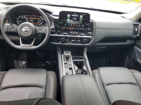 Certified 2025 Nissan Pathfinder SL FWD image 14