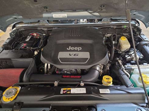 Used 2015 Jeep Wrangler Unlimited Sahara w/ Connectivity Group AWD/4WD image 17