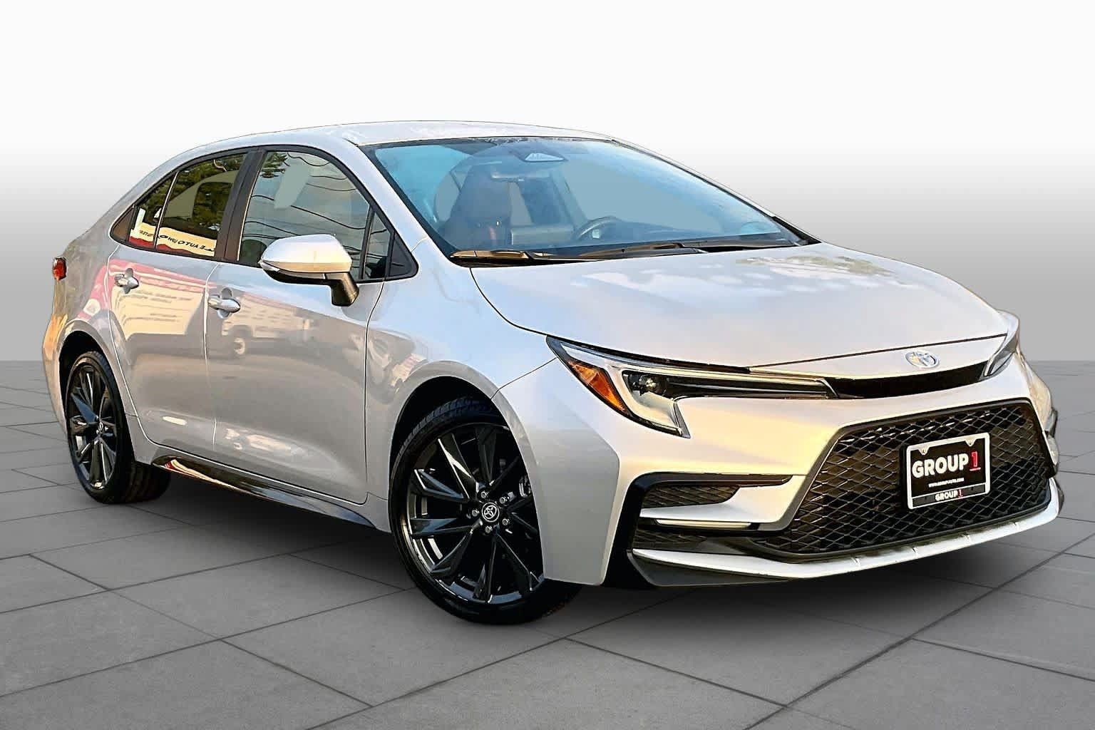 Used 2025 Toyota Corolla SE FWD image 3