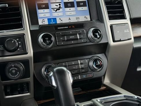 Used 2019 Ford F150 Lariat w/ Equipment Group 502A Luxury AWD/4WD image 19