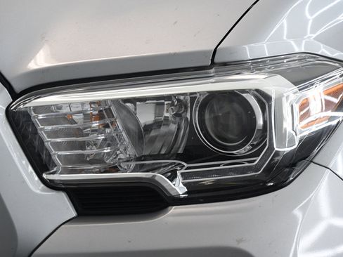 Used 2020 Toyota Tacoma TRD Off-Road image 9