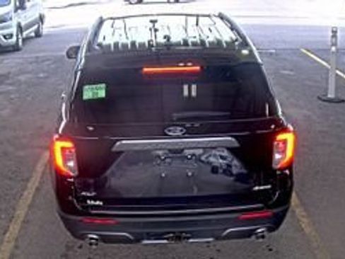 Used 2022 Ford Explorer XLT w/ Equipment Group 202A image 5