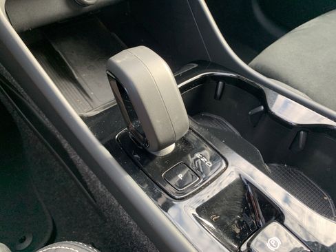 Used 2025 Volvo XC40 B5 Plus image 26