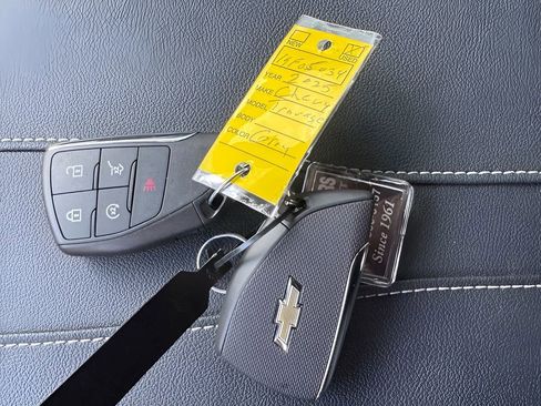 Used 2025 Chevrolet Traverse LT w/ Driver Confidence Package FWD image 2