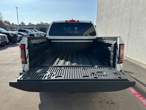 Used 2024 Nissan Frontier SV w/ Hardbody Edition image 8