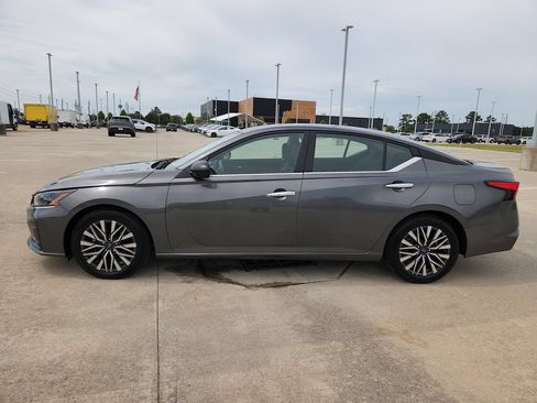 Used 2025 Nissan Altima 2.5 SV FWD image 8