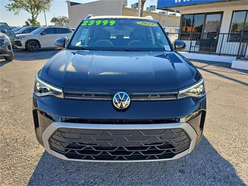 Used 2025 Volkswagen Taos SE w/ Panoramic Sunroof Package image 2
