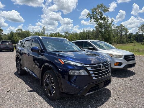 Used 2024 Nissan Rogue Platinum w/ Platinum Premium Package FWD image 3
