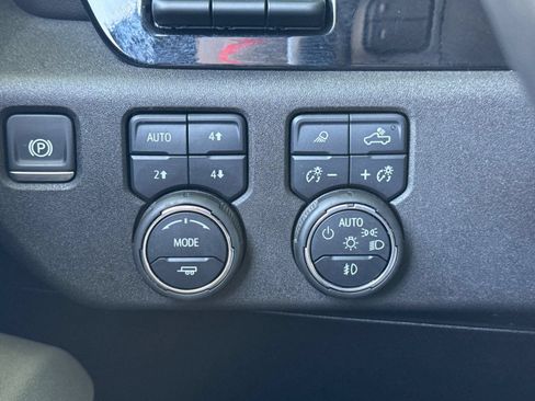 Used 2025 Chevrolet Silverado 2500 ZR2 w/ Technology Package AWD/4WD image 30