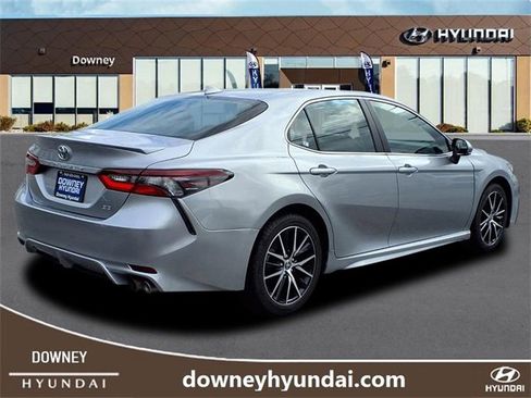 Used 2023 Toyota Camry SE image 4