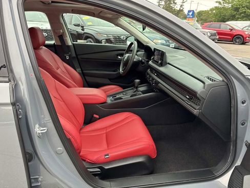 Used 2025 Honda Accord SE image 9