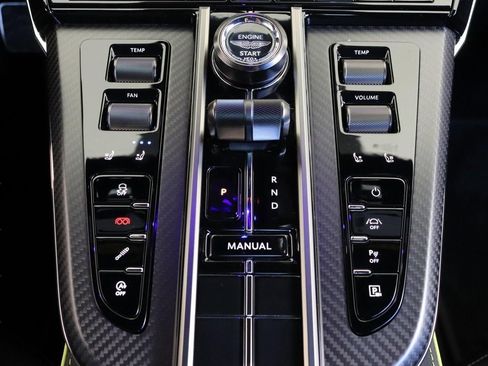 Used 2025 Aston Martin V8 Vantage Coupe image 21