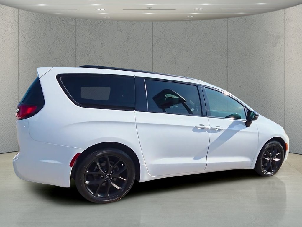 Used 2025 Chrysler Pacifica Limited FWD image 40