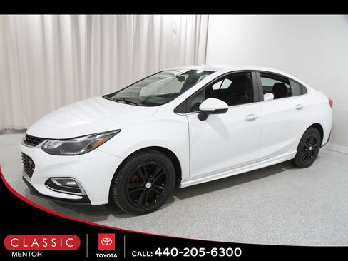 Used 2017 Chevrolet Cruze LT w/ Convenience Package image 3