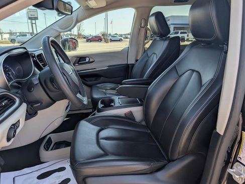 Certified 2023 Chrysler Pacifica Touring-L image 4