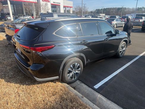 Used 2022 Toyota Highlander XLE image 5