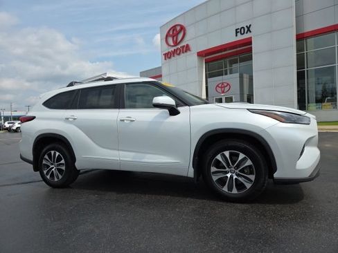 Used 2023 Toyota Highlander XLE AWD/4WD image 1