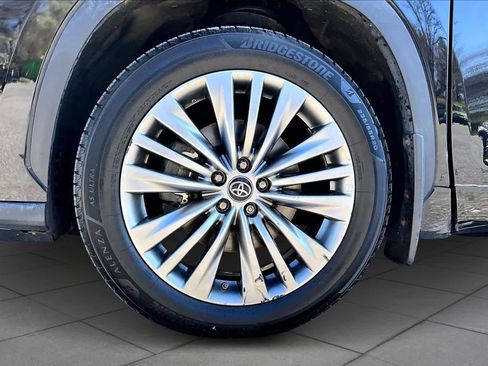 Used 2023 Toyota Highlander Platinum image 11