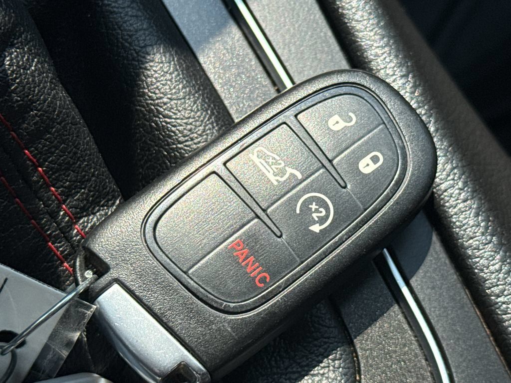 Used 2019 Jeep Cherokee Trailhawk AWD/4WD image 38