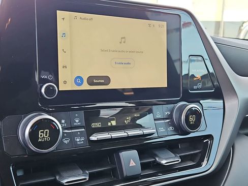 Used 2023 Toyota Highlander LE image 27