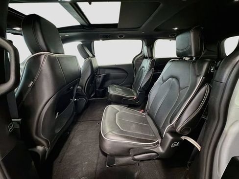 Used 2025 Chrysler Pacifica Limited FWD image 22