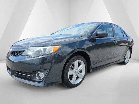 Used 2014 Toyota Camry SE w/ Moonroof Package image 3