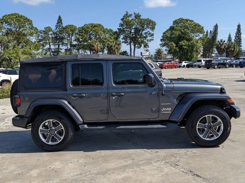 Used 2018 Jeep Wrangler Unlimited Sahara AWD/4WD image 9