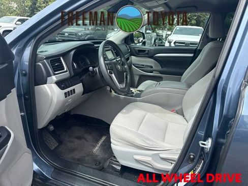 Used 2017 Toyota Highlander LE AWD/4WD image 7