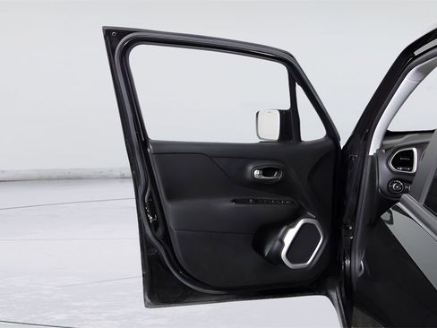 Used 2018 Jeep Renegade Latitude w/ Safety & Security Group image 24