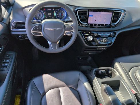 Used 2025 Chrysler Pacifica Select image 26