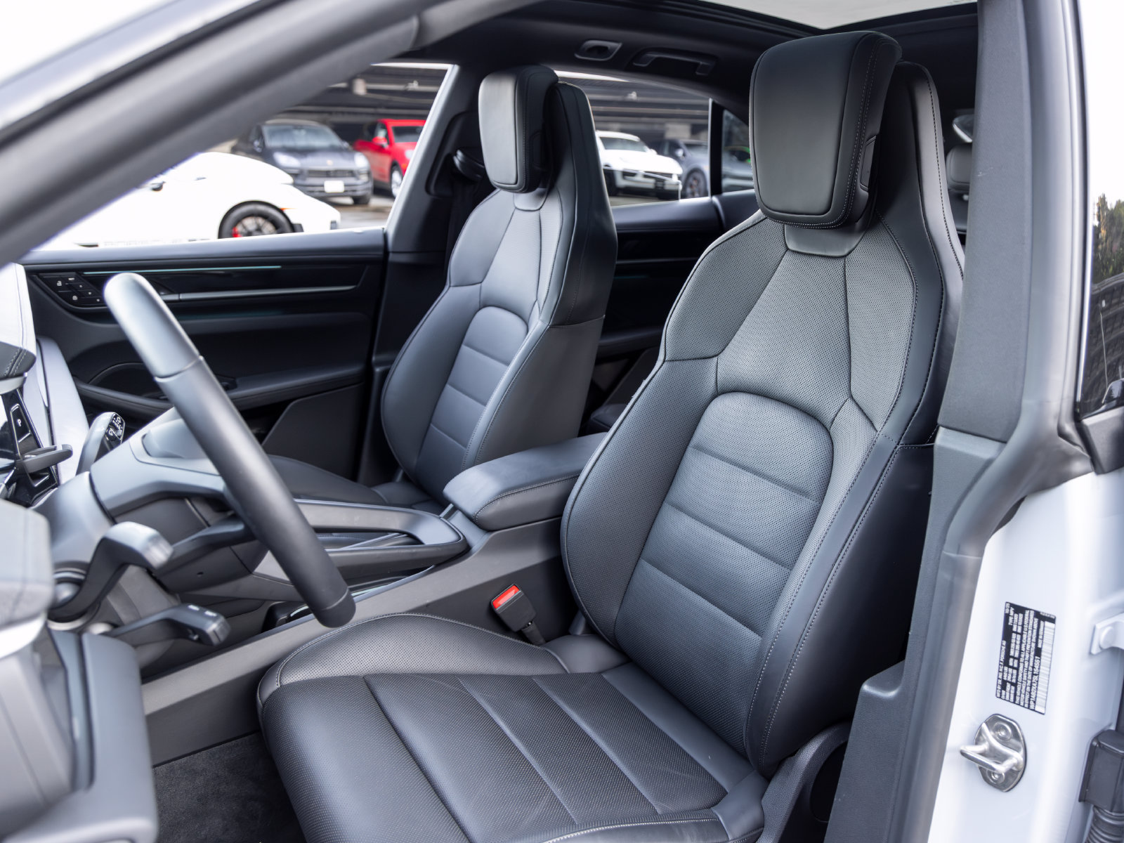 Certified 2025 Porsche Macan 4S Electric AWD/4WD image 5