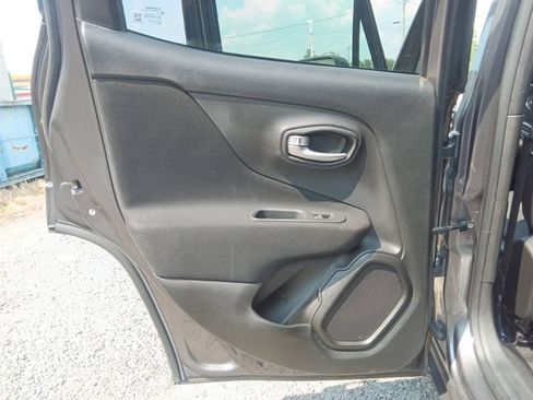 Used 2020 Jeep Renegade Latitude FWD image 31