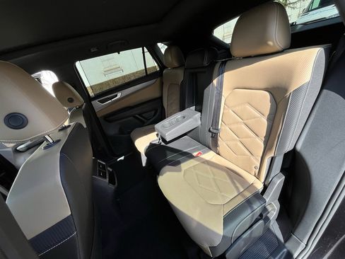 Used 2025 Volkswagen Atlas Cross Sport SE image 33