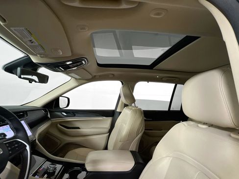 Used 2022 Jeep Grand Cherokee Limited w/ Luxury Tech Group II image 23